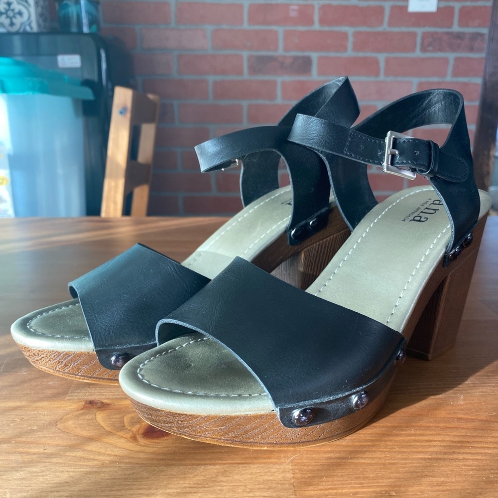 A.N.A. Platform sandals
